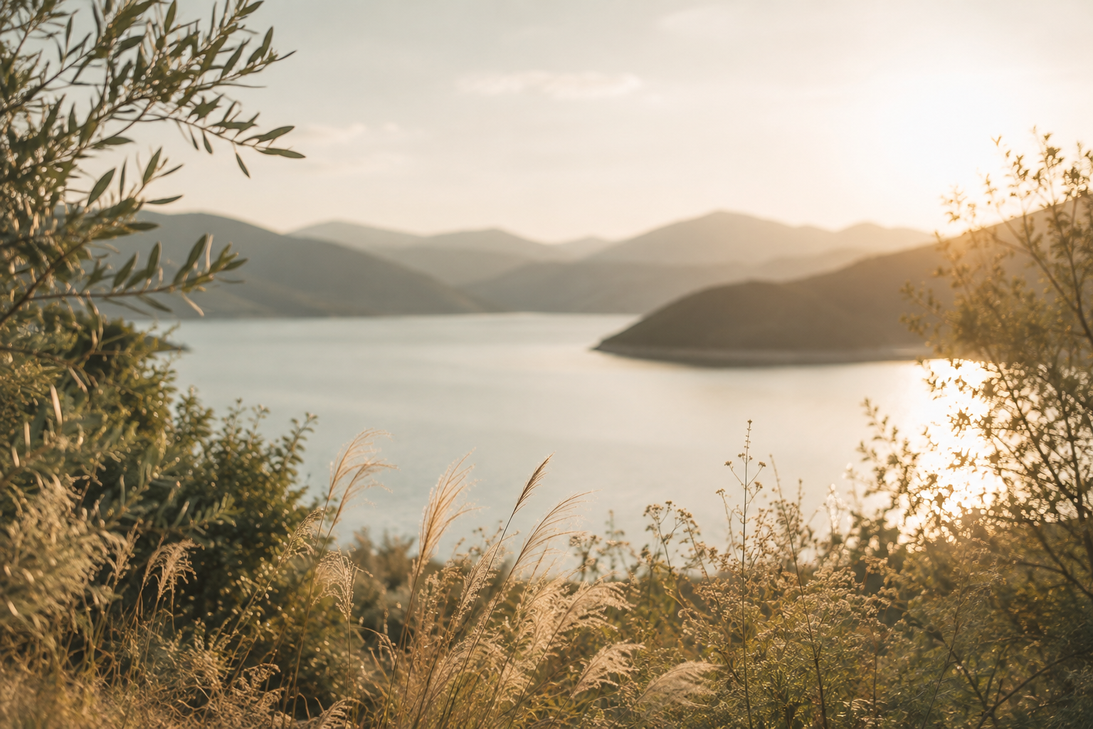 Paysage paisible de lac et montagnes dans des tons naturels
